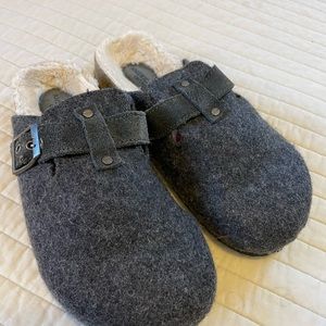 Super cute size 6 American Eagle clogs